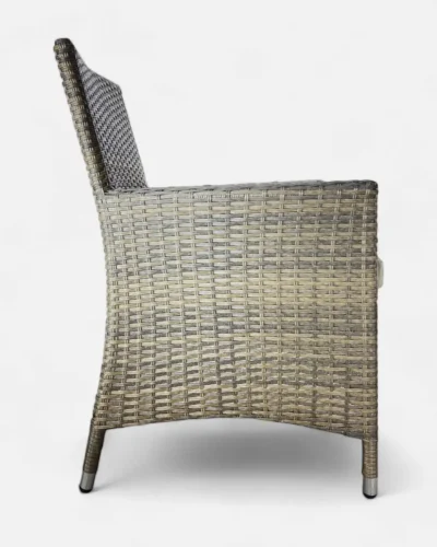 Silla de ratan sintetico con apoyabrazos y cojín