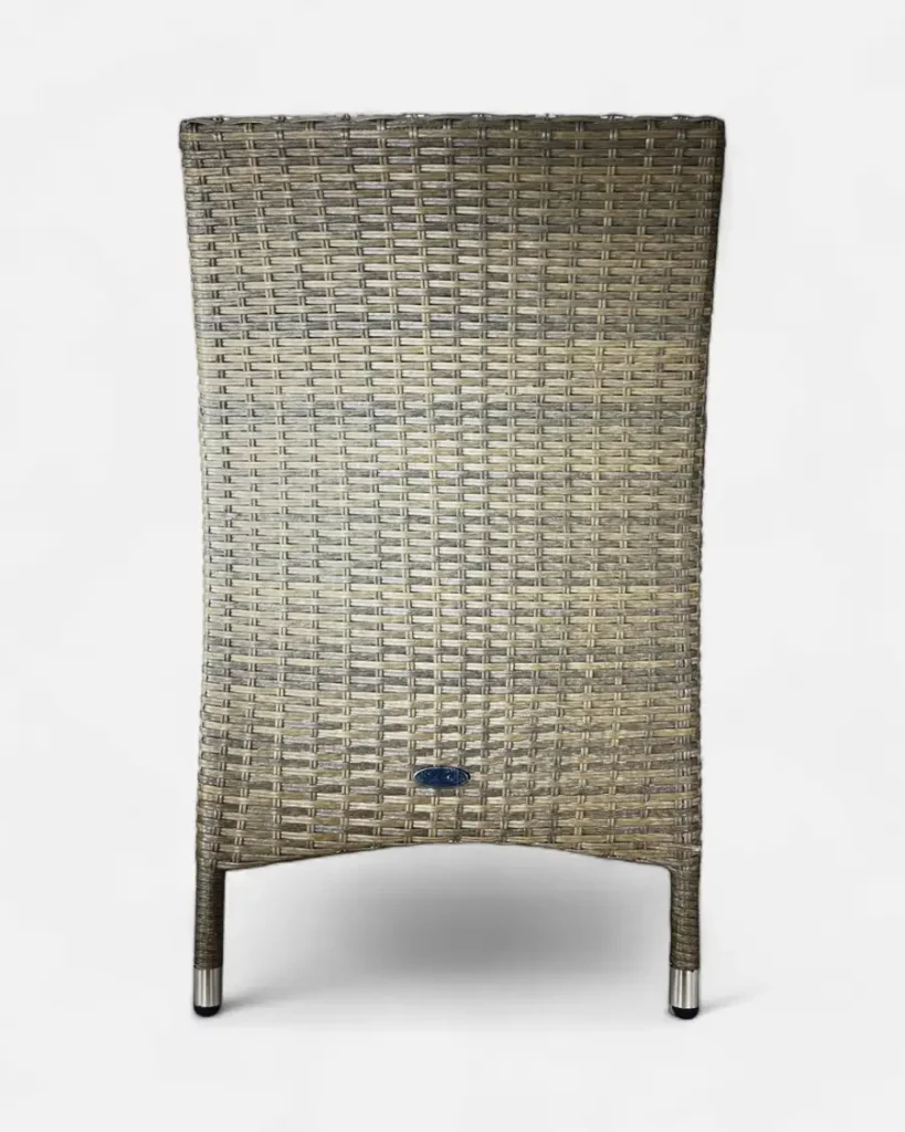 Silla de ratan sintetico con apoyabrazos y cojín