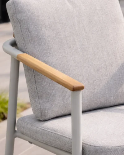 Silla de jardin gris de aluminio y detalles en madera de teca con cojines