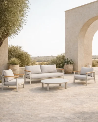 Sofá tres plazas de aluminio detalles en madera teca y cojines gris