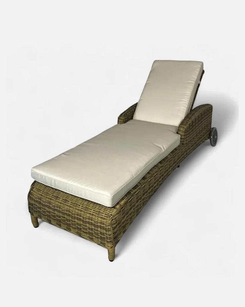 Tumbona para piscina y jardin de ratan con ruedas