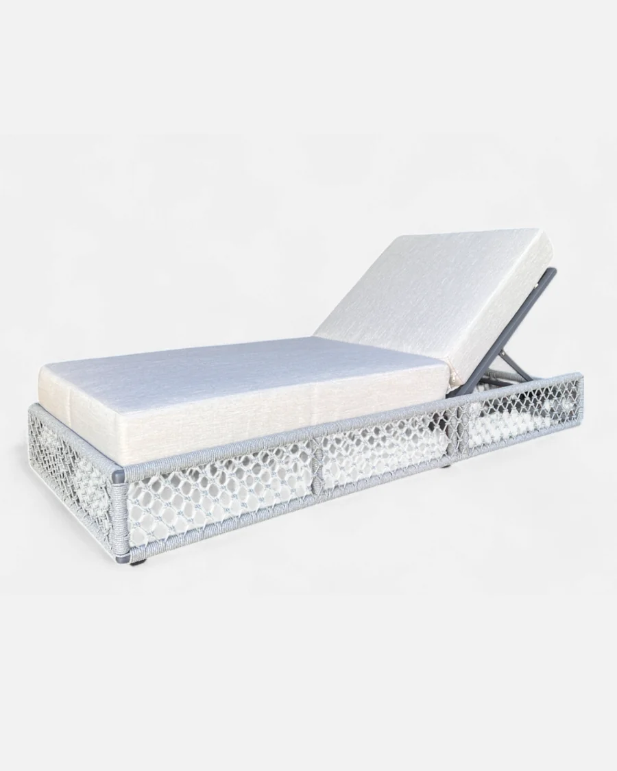 Tumbona estructura de aluminio y acabado en cuerda