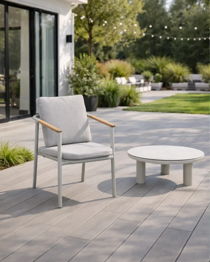 Silla de jardin gris de aluminio y detalles en madera de teca con cojines