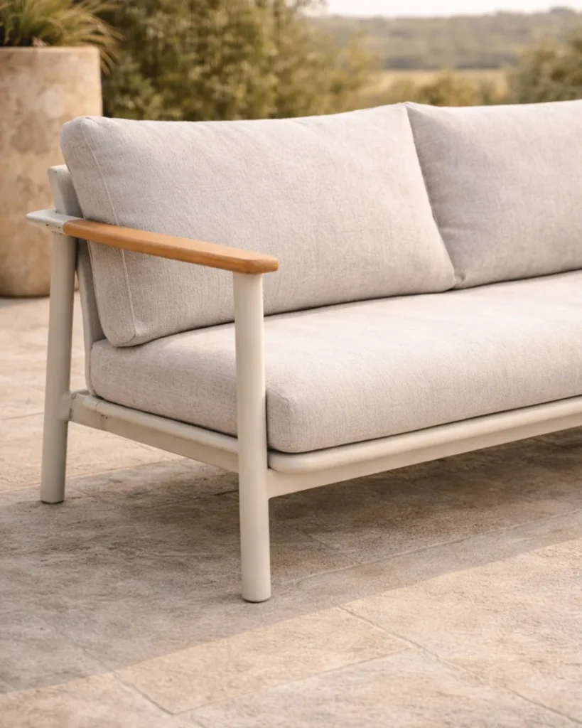 Sofá tres plazas de aluminio detalles en madera teca y cojines gris
