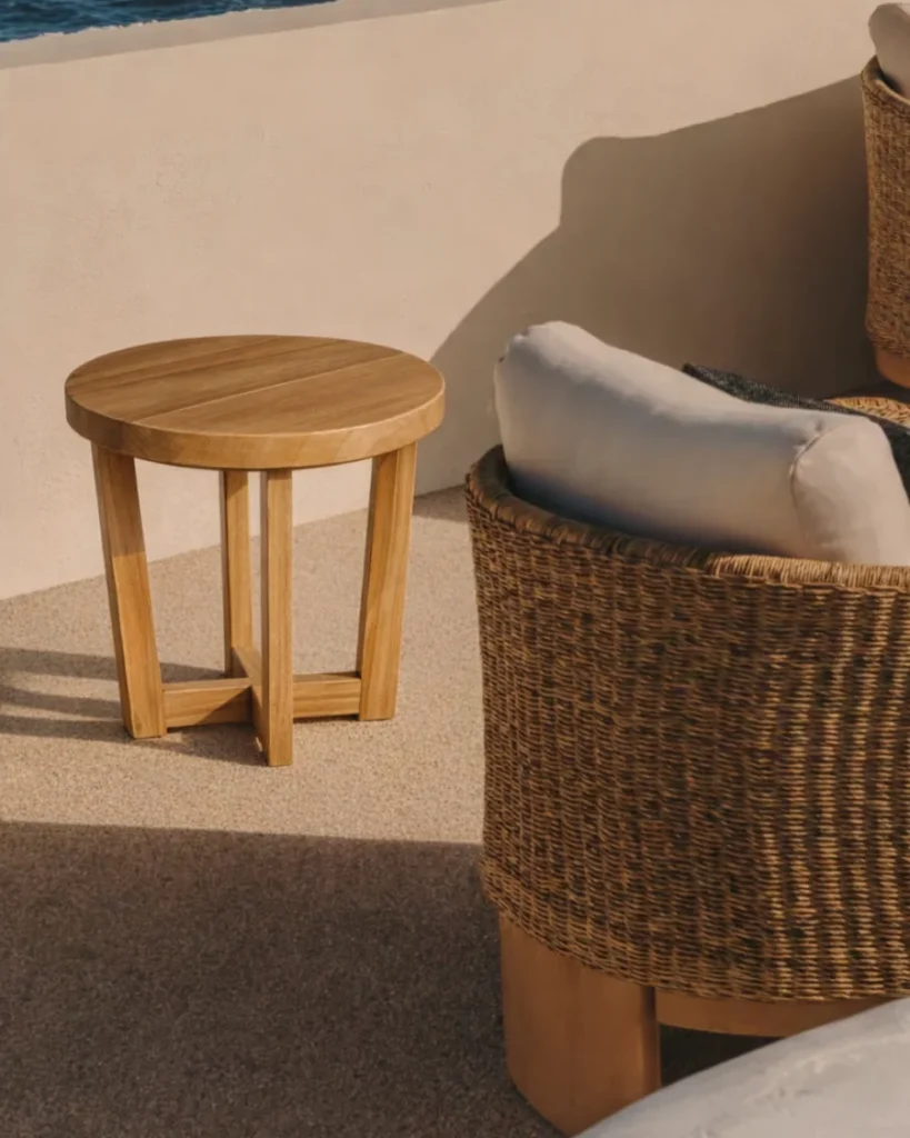 Mesa auxiliar pequeña de madera teca