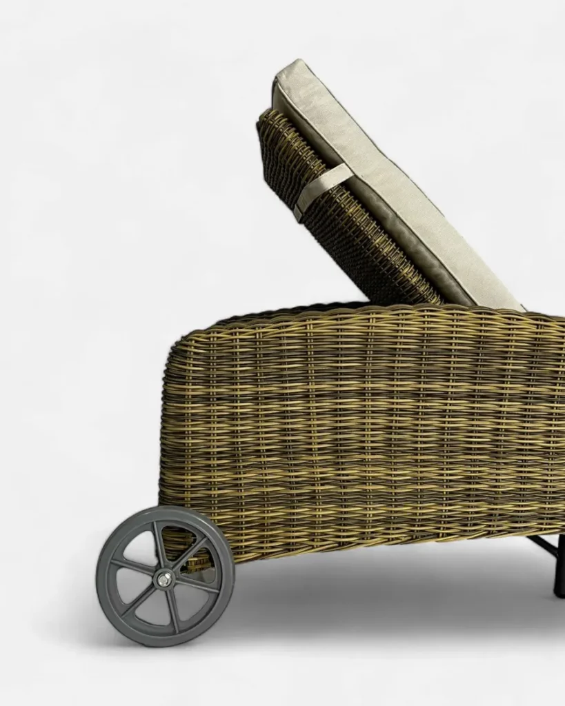 Tumbona para piscina y jardin de ratan con ruedas