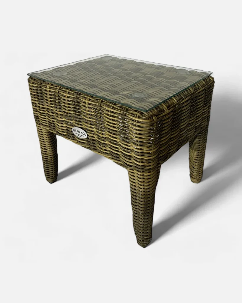 Mesa auxiliar pequeña de ratán