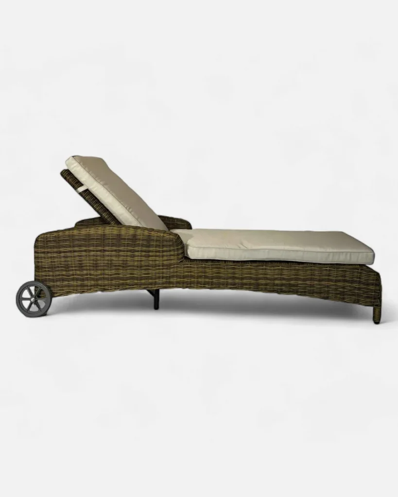 Tumbona para piscina y jardin de ratan con ruedas
