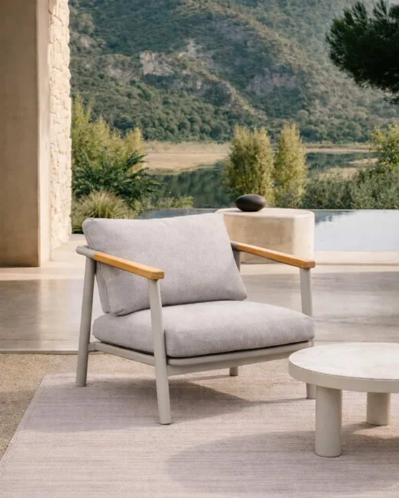 Sillón de aluminio gris y detalles en madera de teca