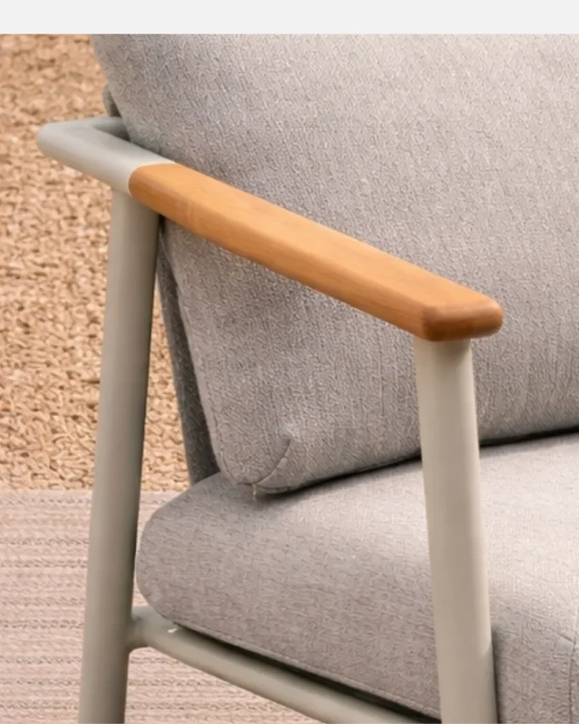 Sillón de aluminio gris y detalles en madera de teca