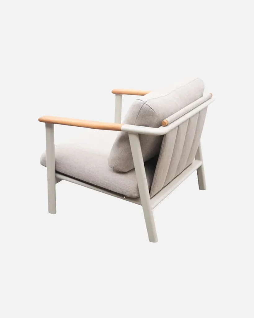 Sillón de aluminio gris y detalles en madera de teca