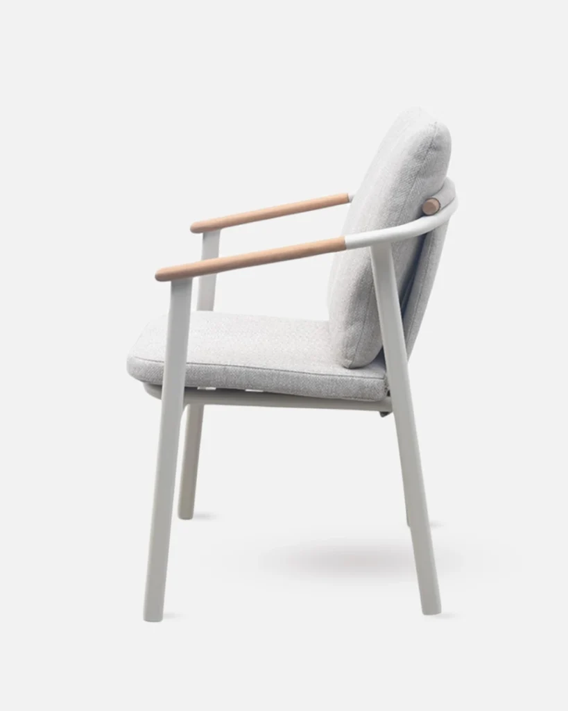 Silla de jardin gris de aluminio y detalles en madera de teca con cojines