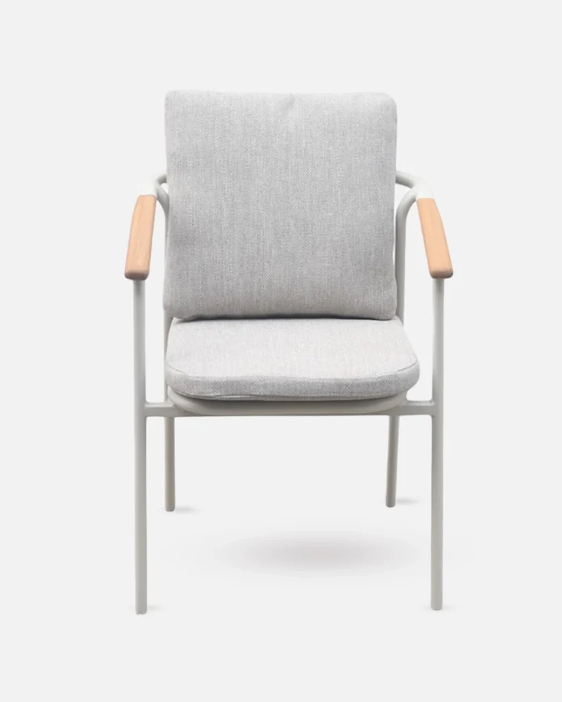 Silla de jardin gris de aluminio y detalles en madera de teca con cojines