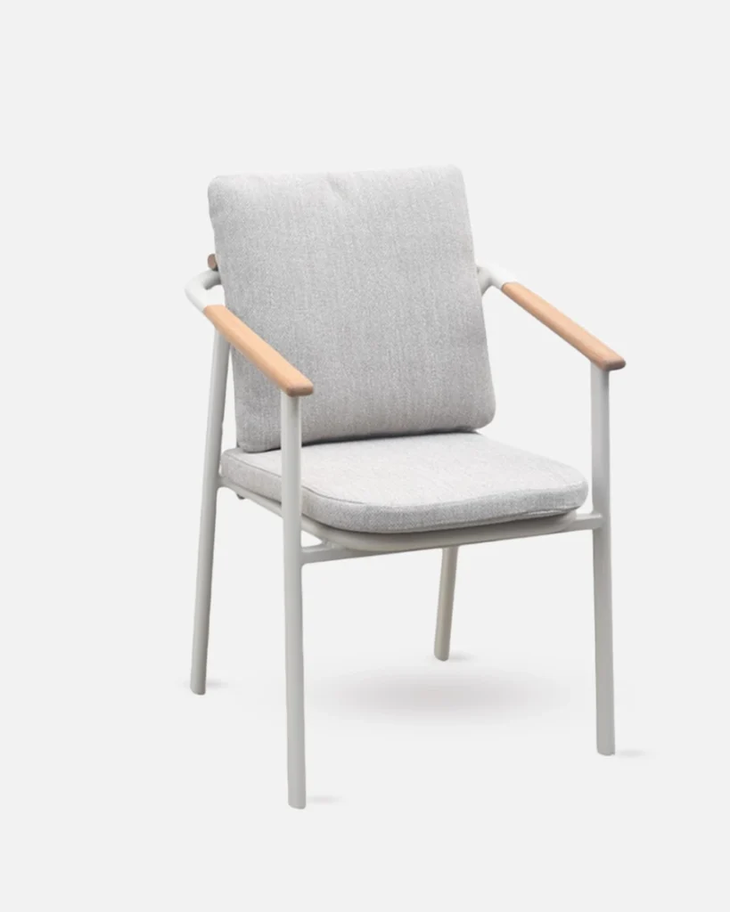 Silla de jardin gris de aluminio y detalles en madera de teca con cojines