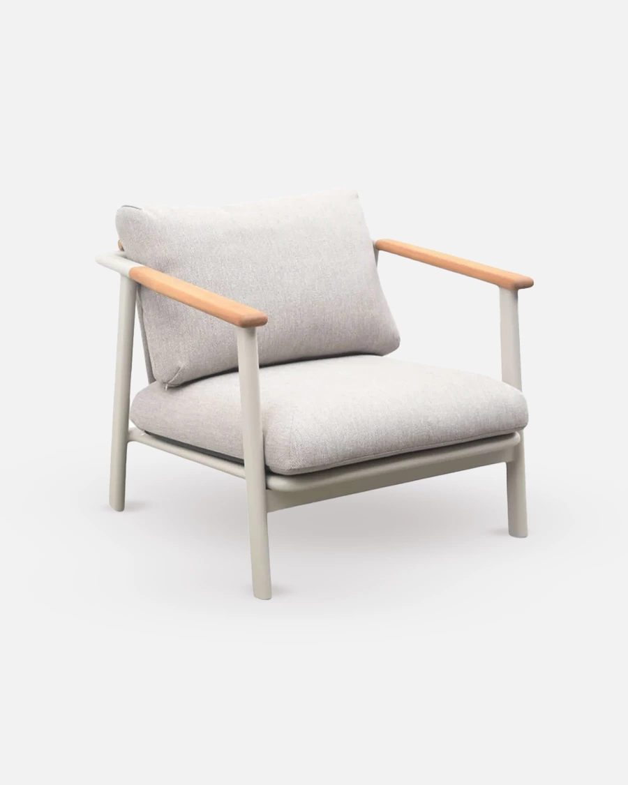 Sillón de aluminio gris y detalles en madera de teca