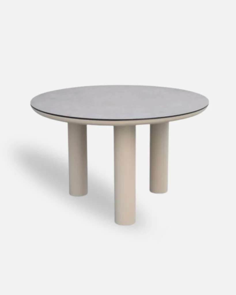 Mesa gris de porcelánico para exterior