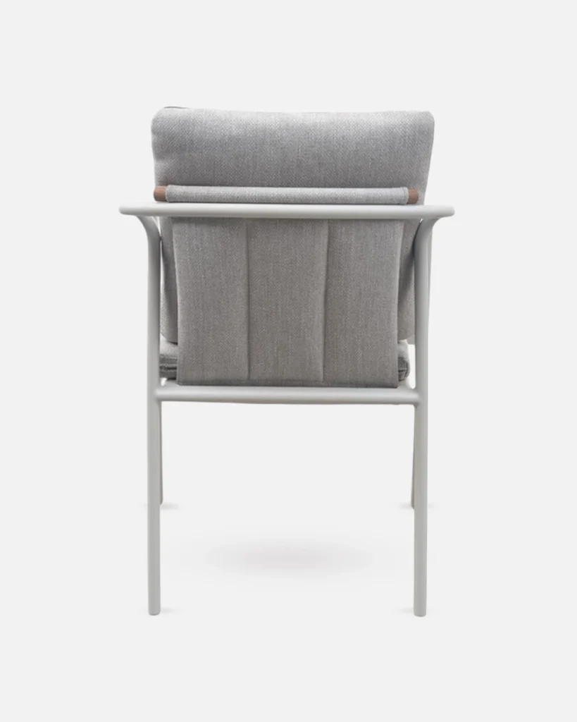 Silla de jardin gris de aluminio y detalles en madera de teca con cojines