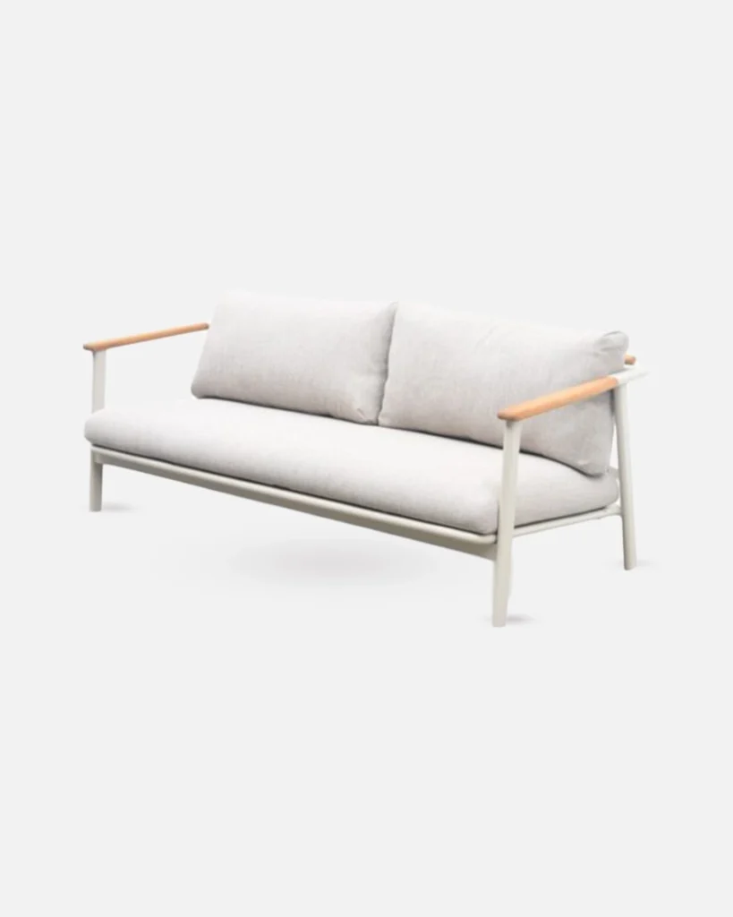 Sofá tres plazas de aluminio detalles en madera teca y cojines gris