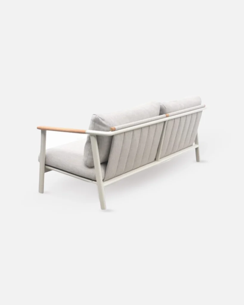 Sofá tres plazas de aluminio detalles en madera teca y cojines gris