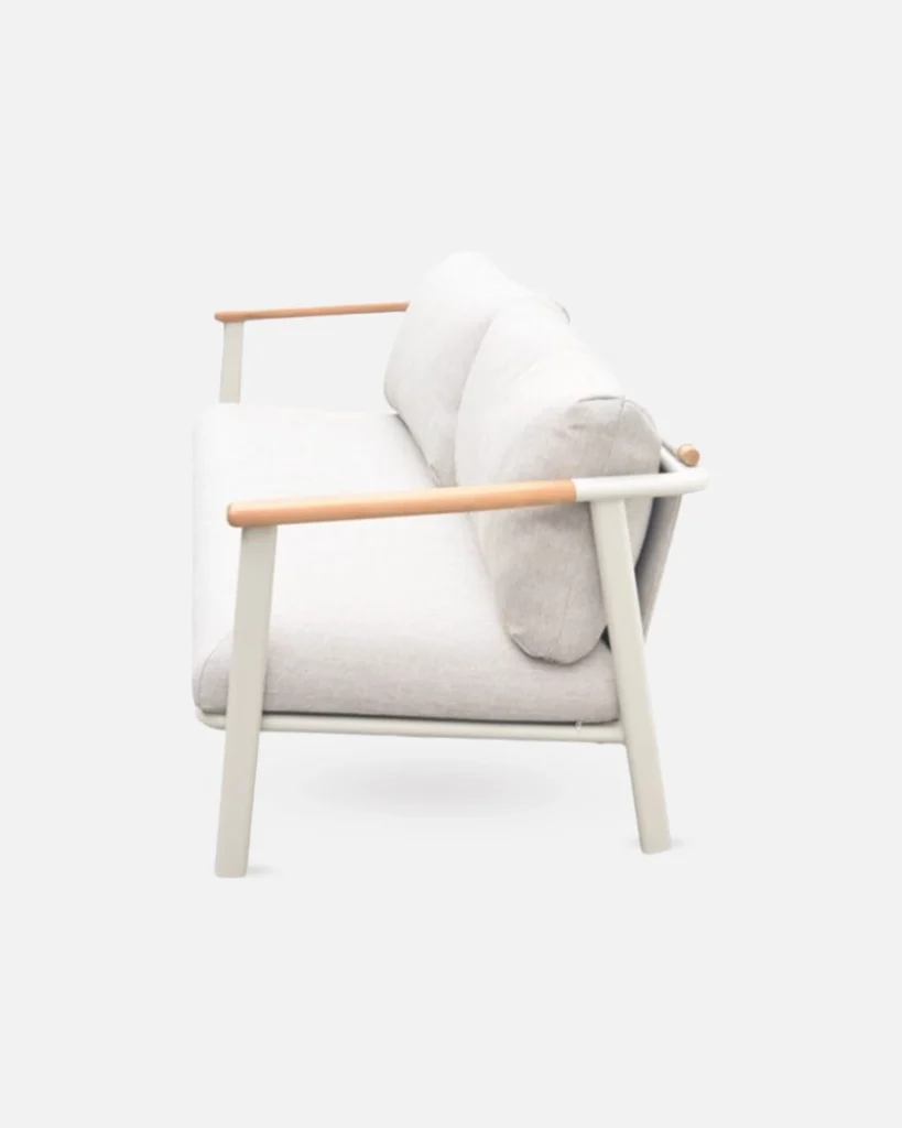 Sofá tres plazas de aluminio detalles en madera teca y cojines gris